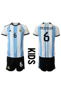 Argentinië German Pezzella #6 Babytruitje Thuis tenue Kind WK 2022 Korte Mouw (+ Korte broeken)